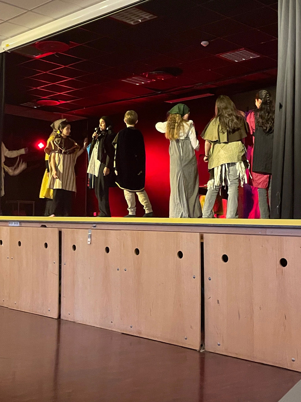 en gruppe dukker i et rom