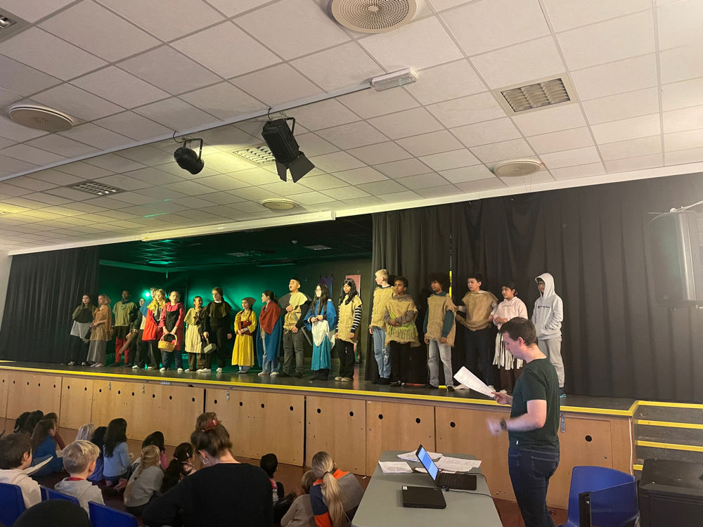 en gruppe mennesker på en scene