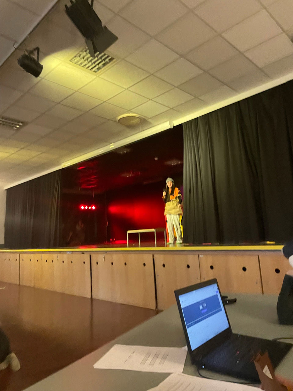 en person som står på en scene