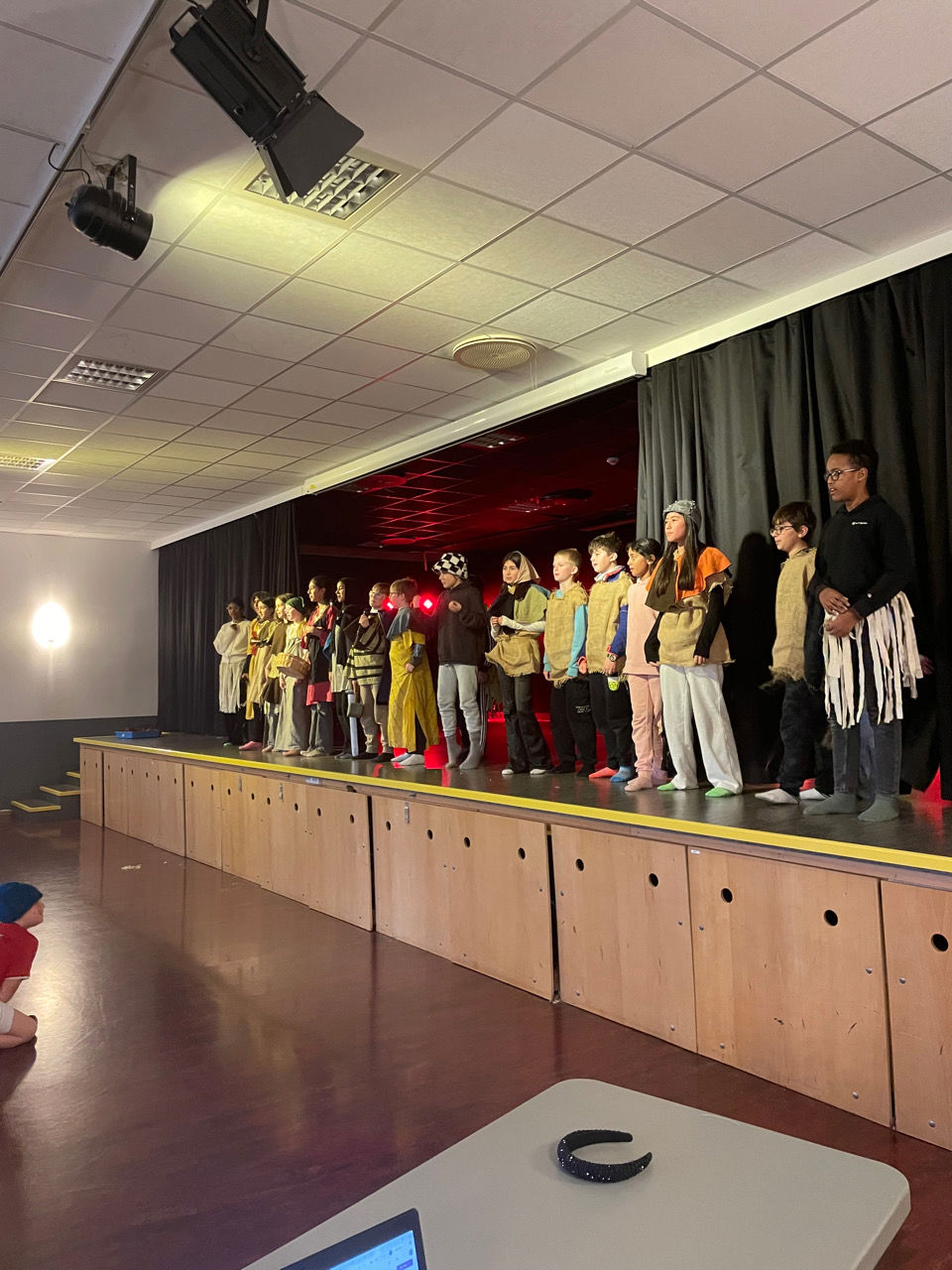 en gruppe mennesker som står på en benk