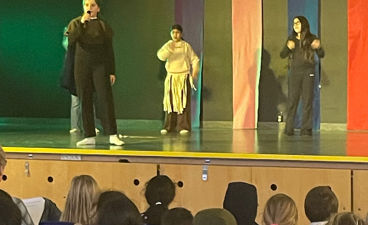 en gruppe mennesker på en scene