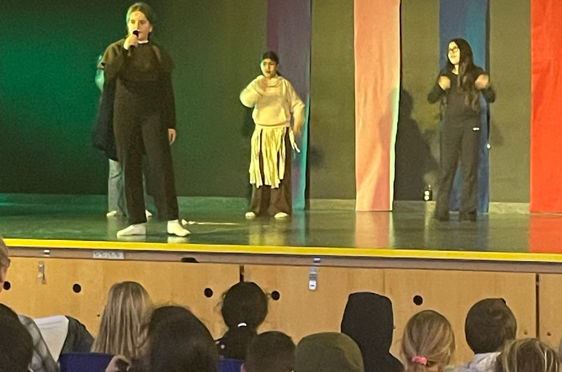 en gruppe mennesker på en scene