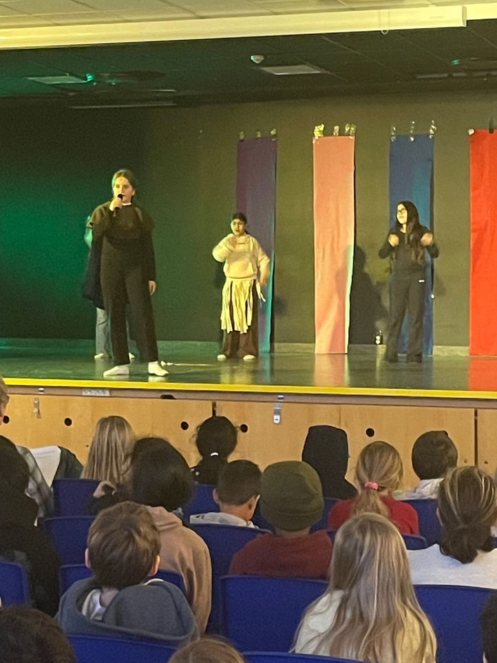 en gruppe mennesker på en scene