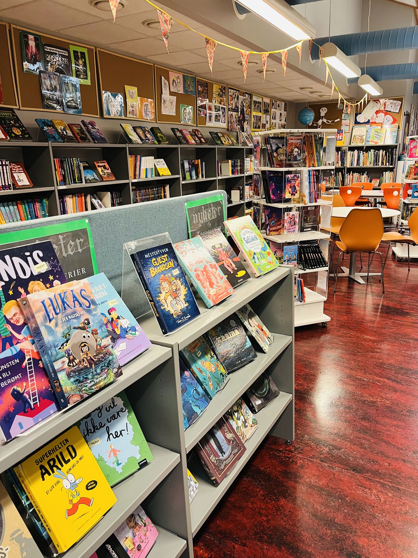 en butikk med bokhyller en butikk med bokhyller