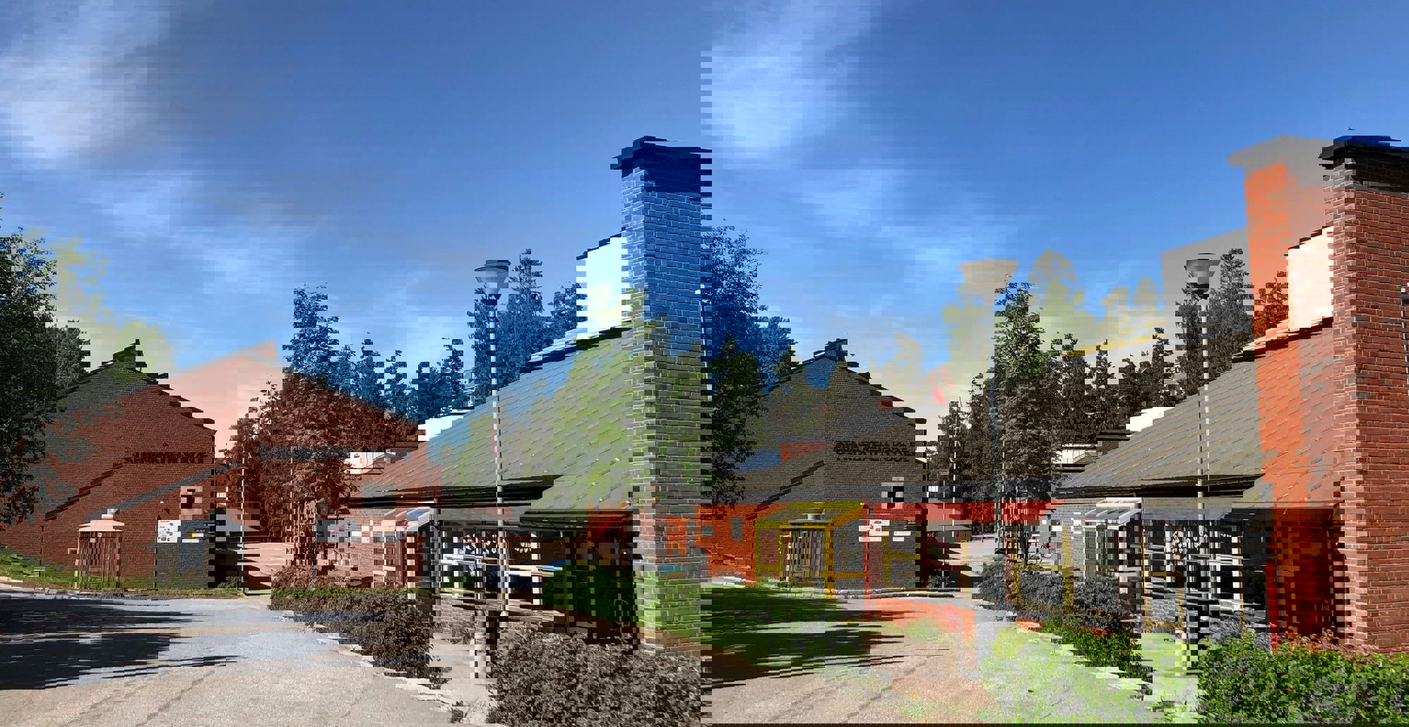 en gate med bygninger på siden