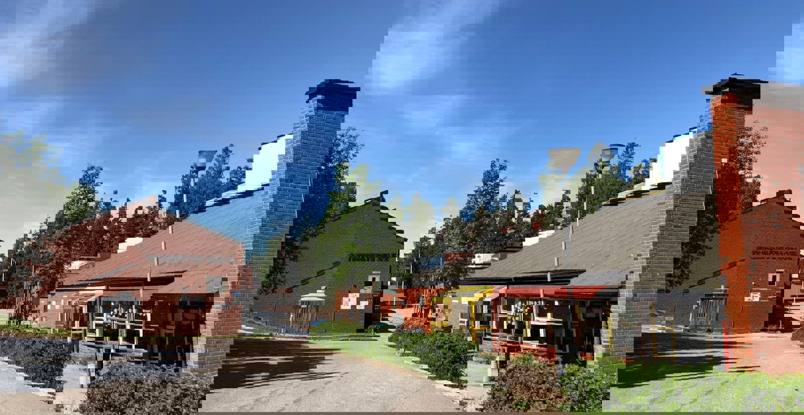 en gate med bygninger på siden en gate med bygninger på siden